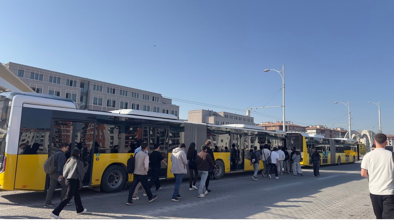 Malatya’da Öğrencilerden 800 Liralık Abonmana Tepki: “Binişe Göre Fiyat Olsun!”